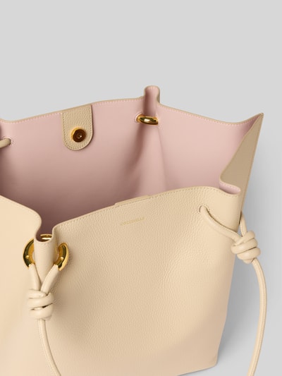 Produktfoto, Shopper mit Label-Detail Modell 'FINN' von Coccinelle in Beige mit rosafarbenem Innenfutter, strukturierte Lederoptik, goldfarbene Metallelemente, Hauptfach mit Druckknopf, zusätzliche Reißverschlusstasche, lange Tragegriffe, Maße 56x33x17 cm, Schulterriemen 68 cm.