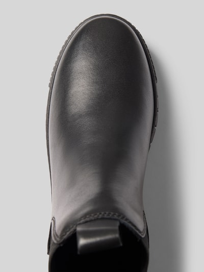 Produktfoto, glattes schwarzes Leder mit matter Oberfläche, runde Schuhform, dezente Nahtdetails, Chelseas aus echtem Rindsleder von Tamaris, Damen Chelseas