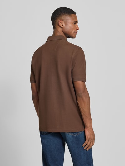 Männermodel trägt Regular Fit Poloshirt mit Logo-Stitching von Fynch-Hatton, braune Baumwolle, Polokragen, Kurzarm, Rückenansicht Ganzkörperansicht.
