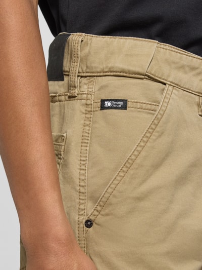 Mężczyzna nosi Regular Fit Chino aus Baumwoll-Mix von s.Oliver RED LABEL, beżowy kolor, 5-kieszeniowy, label patch, bawełniany mix, detaliczny widok biodra.