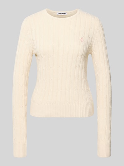 Produktfoto, Strickpullover mit Zopfmuster und Label-Stitching von REVIEW in Creme, aus Baumwoll-Mix, Regular-Fit, Rundhalsausschnitt.