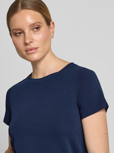 Vrouwenmodel draagt Regular Fit T-shirt uit katoenmix model 'MULTIF' van Weekend Max Mara, look: effen, logoprint, ronde hals, korte mouw, jerseymateriaal. Nahaufnahme bovenlichaam.