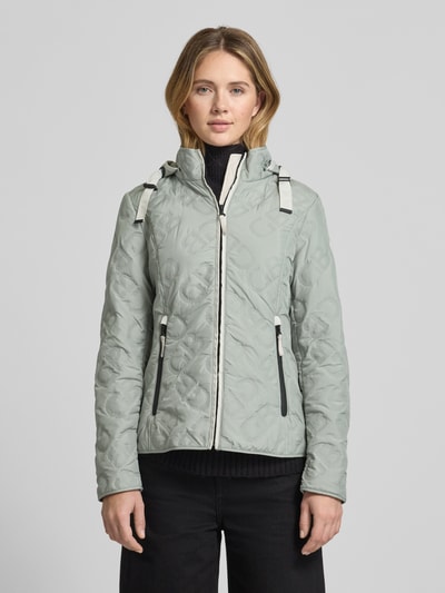 Vrouwenmodel draagt Jacke mit Stehkragen und Reißverschlusstaschen van Gil Bret, lichtgroen, getailleerde fit, katoen, capuchon met tunnelkoord, weatherprotection, ritssluitzakken, voorkant, close-up bovenlichaam.