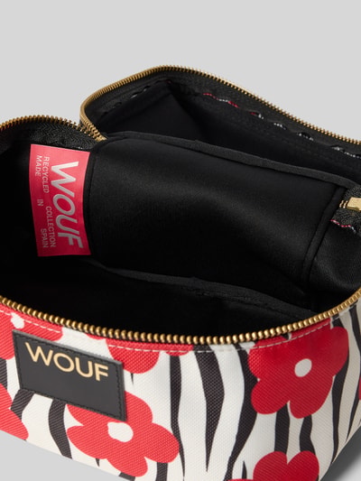 Produktfoto, Kosmetiktasche mit Logo-Patch Modell 'Wildflower' von WOUF mit Hauptfach, Reißverschluss, Trageriemen, Floraler-Print, Allover-Animal-Print, schwarz-rotes florales Allover-Muster auf weißem Grund, robuste Stofftextur