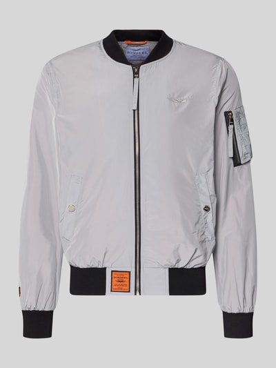 Produktfoto, Bomberjacke mit Label-Patch und Eingrifftaschen von Original Bombers in Hellgrau mit Reißverschluss, Reißverschlusstasche am Ärmel, Gerippte-Abschlüsse, Gerader-Schnitt, Größe M: Rückenlänge 67 cm, Schulterbreite 43 cm, Brustweite 53 cm, Ärmellänge 68 cm, glatte Textur, Details in Schwarz und Orange.