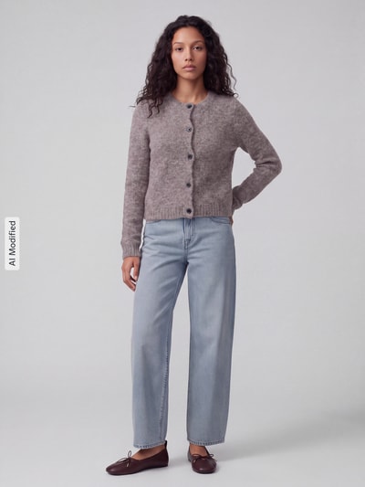 Modelka nosi kardigan rozpinany Regular Fit Strickjacke mit Woll-Anteil model 'NOVAH' od VERO MODA, szary, miękka tekstura, Ganzkörperansicht von vorne, KI-modifiziertes Bild.