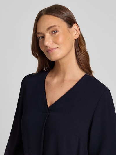 Kobiece modelka ma na sobie sukienkę 'Knielanges Kleid mit V-Ausschnitt' od Windsor, linia A, frędzle, dekolt w serek, sukienka do kolan, miękki materiał, długość tyłu w rozmiarze 36: 98 cm, szerokość w rozmiarze 36: 46 cm, długość rękawów w rozmiarze 36: 55 cm, zbliżenie na górną część ciała