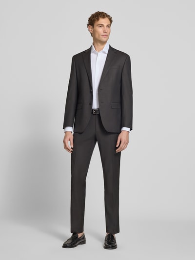Männermodel trägt Slim Fit Business Hemd mit Kentkragen aus Feintwill von Seidensticker in Weiß, Ganzkörperansicht von vorne. Baumwoll-Mix mit Stretch-Anteil, feine Webstruktur, atmungsaktiv, schnell trocknend, pflegeleicht.