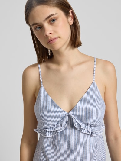 Frauenmodel trägt Regular Fit Trägertop aus Viskose-Leinen-Mix Modell 'SIESTA' von Only, gestreift, Spaghettiträger, Nahaufnahme Oberkörper.