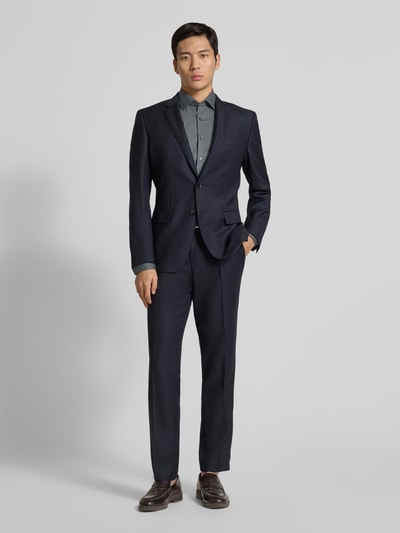 Männermodel trägt Slim Fit Businesshemd aus Baumwolle mit Kentkragen von OLYMP Level Five, Knopfleiste, Ganzkörperansicht von vorne. Rückenlänge Größe 40: 80 cm, Schulterbreite: 44 cm, Ärmellänge: 68 cm.