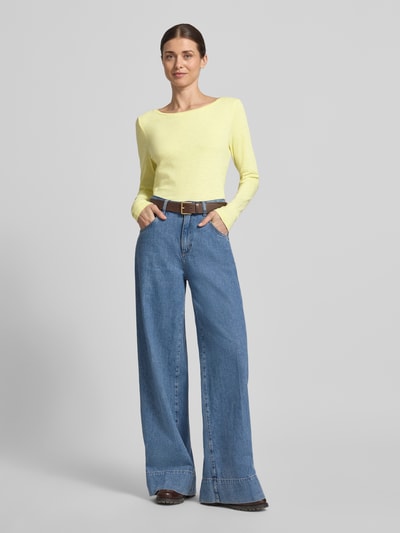 Modelka nosi Regular Fit Langarmshirt aus Bio-Baumwoll-Mix von Tom Tailor, z efektem melanżu, dekolt w łódkę, krój regular fit, długi rękaw, mieszanka bawełny ekologicznej, całkowity widok z przodu