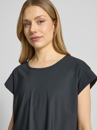 Frauenmodel trägt Damen T-Shirt mit Rundhalsausschnitt von Raffaello Rossi, Material-Mix mit Stretch-Anteil, Relaxed-Fit, Modell 'GRIT', Rückenlänge bei Größe 36 beträgt 59 cm, schlichte Oberfläche in dunklem Farbton, Nahaufnahme Oberkörper.