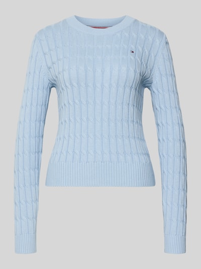 Produktfoto, Slim Fit Strickpullover aus reiner Baumwolle von Tommy Hilfiger, niebieski, wzór w paski, krój slim fit, dekolt okrągły, długi rękaw, prążkowane wykończenia, dzianina, logo