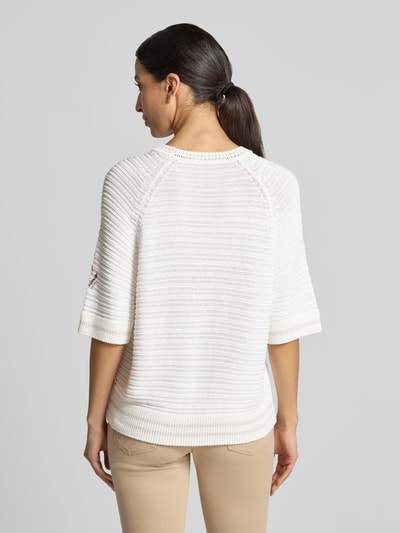 Frauenmodel trägt Strickshirt mit Rundhalsausschnitt von Marc Cain im Allover-Look, Strukturmuster, Baumwoll-Mix, Ganzkörperansicht Rückansicht.