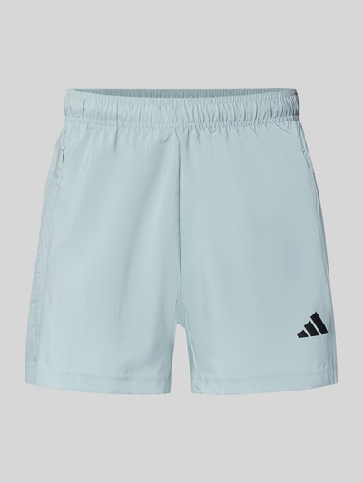 Produktfoto, Regular Fit Shorts mit Logo-Print von adidas Training, hellblau, elastischer Bund, Reißverschlusstaschen, glatte Textur.