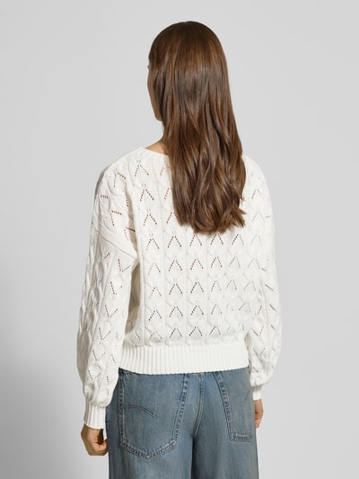 Frauenmodel trägt Relaxed Fit Pullover aus Baumwoll-Mix Modell 'BRYNN' von ONLY, Optik: Unifarben, Strick, Ganzkörperansicht Rückansicht.