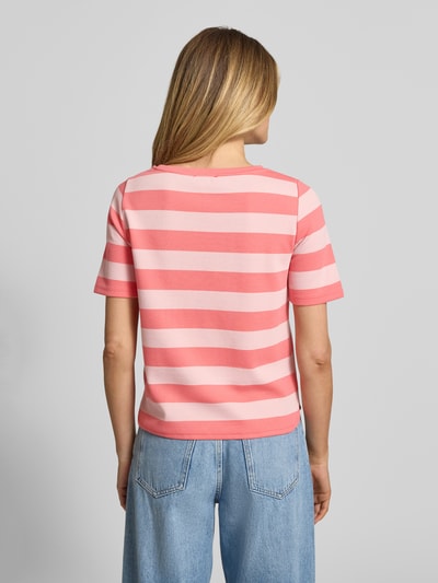 Frauenmodel trägt T-Shirt mit Rundhalsausschnitt und 1/2-Arm von More & More im rosa-weiß gestreiften Allover-Look, Regular Fit, Ganzkörperansicht Rückansicht