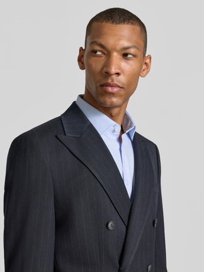 Männermodel trägt Slim Fit Sakko mit Nadelstreifen von SELECTED HOMME in Dunkelblau, feine Streifenstruktur, Nahaufnahme Oberkörper.