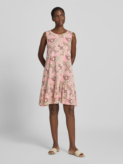 Vrouwenmodel draagt Relaxed Fit vrijetijdsjurk uit mix van katoen en modal van s.Oliver RED LABEL, veelkleurig bloemenpatroon, volledig lichaam voorkant.