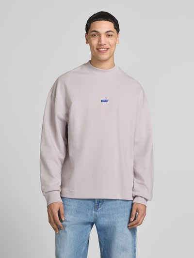 Männermodel trägt Regular Fit Sweatshirt aus reiner Baumwolle Modell 'Nedro' von HUGO, Optik: Unifarben, Label-Detail, Sweat, Ganzkörperansicht von vorne.