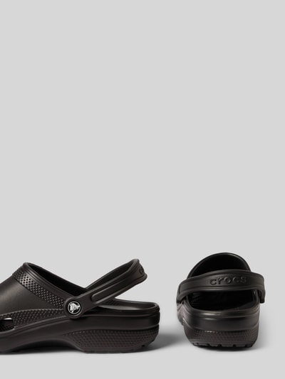 Productfoto, Clogs met labeldetail van Crocs in zwart met afgeronde punt, comfortmodel, verstelbare riempjes, herenhak 5 cm, maat 43/44