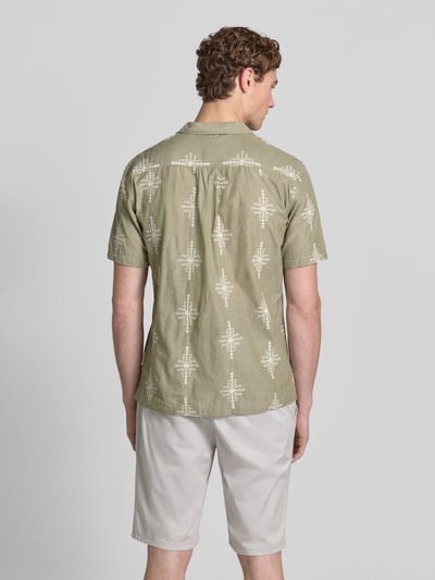 Männermodel trägt Slim-Fit Freizeithemd mit Stitchings Modell 'LEOPOLD' von Casual Friday aus Reine Baumwolle, Ganzkörperansicht Rückansicht.