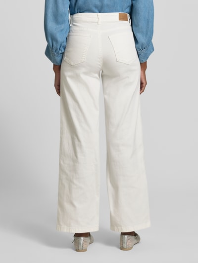 Frauenmodel trägt Wide Leg Jeans im 5-Pocket-Design von Zero aus cremefarbenem Baumwoll-Mix mit Stretch-Anteil, Ganzkörperansicht Rückansicht.