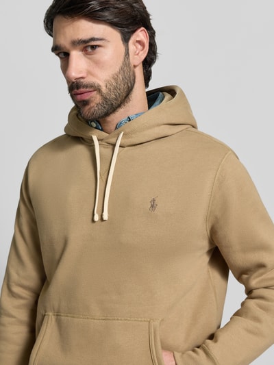 Männermodel trägt Regular Fit Hoodie aus Baumwoll-Mix von Polo Ralph Lauren, Optik: Unifarben, Logo-Detail, Sweat, Nahaufnahme Oberkörper.