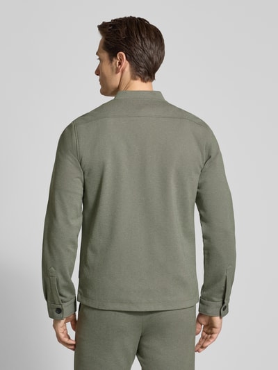 Männermodel trägt Slim Fit Jacke mit Stehkragen und Reißverschluss von Lindbergh in Grün, strukturierter Material-Mix, Ganzkörperansicht Rückansicht.