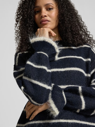 Frauenmodel trägt Regular Fit Pullover in Strick-Optik von zero, elastischer Material-Mix mit Baumwoll-Anteil, Nahaufnahme Oberkörper.