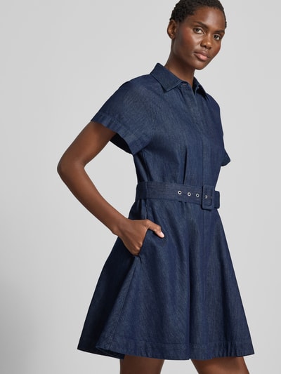 Männermodel trägt Tailliertes Freizeitkleid aus reiner Baumwolle Modell 'KASTINA' von HUGO, ciemnoniebieski, lekko rozkloszowany, widoczna tekstura bawełny, sukienki casualowe HUGO, Ganzkörperansicht von vorne