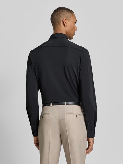 Männermodel trägt Slim Fit Freizeithemd mit Kentkragen Modell 'P-ROAN' von BOSS, Optik: Unifarben, feine Stretch-Textur, Ganzkörperansicht Rückansicht.