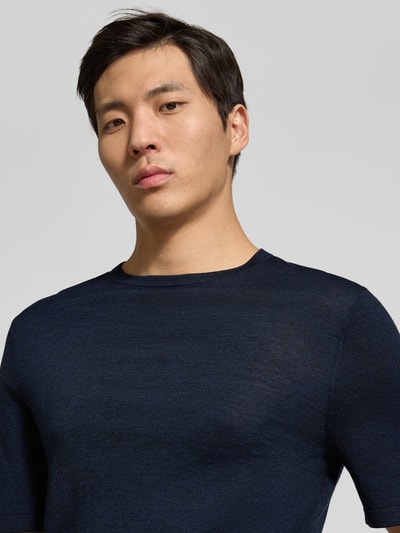 Männermodel trägt Strickshirt mit Rundhalsausschnitt Modell 'Connor' von Tiger Of Sweden, marineblau, reine katoen, slim fit, Nahaufnahme Oberkörper.