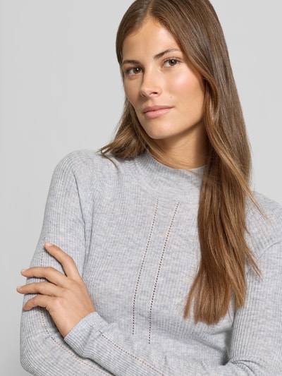 Modelka kobieca nosi Strickpullover mit Woll-Anteil od MYON, jasnoszary, wzór prążkowany, ażurowy przód, krój slim fit, zbliżenie na górną część ciała