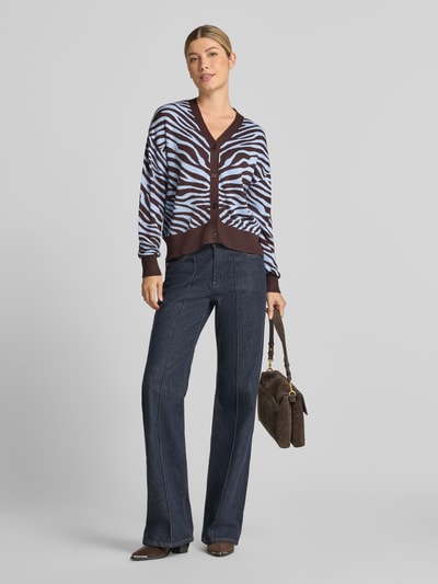 Frauenmodel trägt Strickjacke aus Viskose-Mix Modell 'MORLA' von b.young mit Zebra-Muster, braun-blau, lockere Passform, Ganzkörperansicht von vorne.