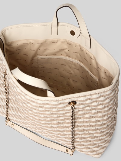 Produktfoto, Tote Bag mit Viskose-Anteil Modell 'GIULLY' von Guess aus Material-Mix in Beige, Hauptfach mit Magnetverschluss, Ketten-Optik, Logo-Detail, herausnehmbare Tasche mit Reißverschluss, Breite 54 cm, Länge 31 cm, Tiefe 18 cm, Schulterriemen 76 cm, strukturierte Textur und dezentes Muster.