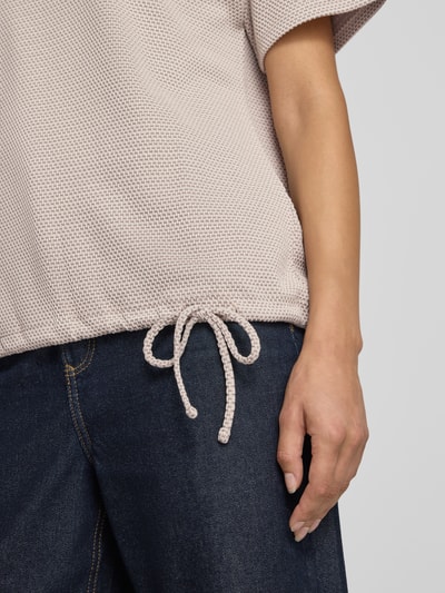 Frauenmodel trägt Regular Fit T-Shirt mit Viskose-Anteil Modell 'NOS JULI' von Betty Barclay in Beige, grobe Struktur, Nahaufnahme Oberkörper. Damen T-Shirt von Betty Barclay.
