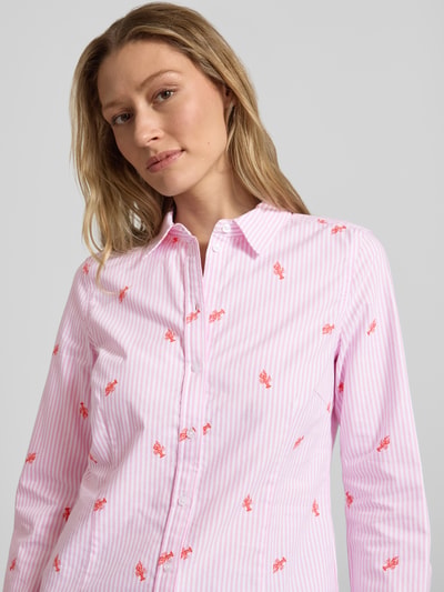 Frauenmodel trägt Regular Fit Bluse im Allover-Look von Christian Berg Woman aus reiner Baumwolle mit Hemdblusenkragen, Nahaufnahme Oberkörper.