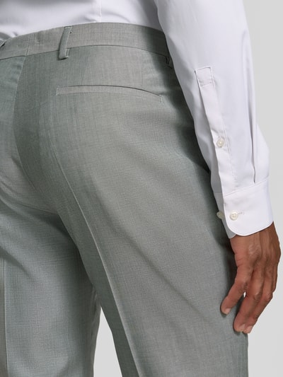 Männermodel trägt Slim Fit Anzug aus Schurwoll-Mix mit Viskose-Anteil von ROY ROBSON, hellgrau, feine Struktur, Nahaufnahme Rückansicht.