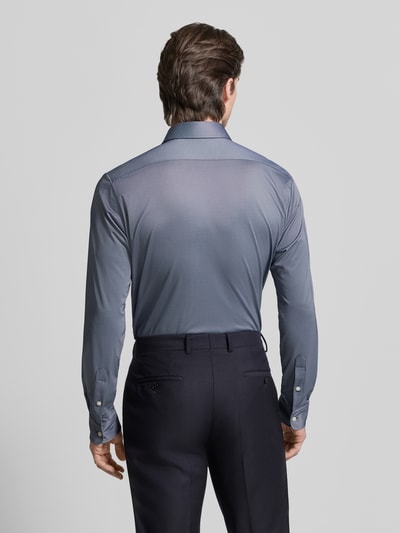 Męski model nosi Regular Fit Freizeithemd mit Kentkragen Modell 'LIAM' od BOSS w jednolitym niebieskoszarym kolorze, popelina, widok całej sylwetki z tyłu.