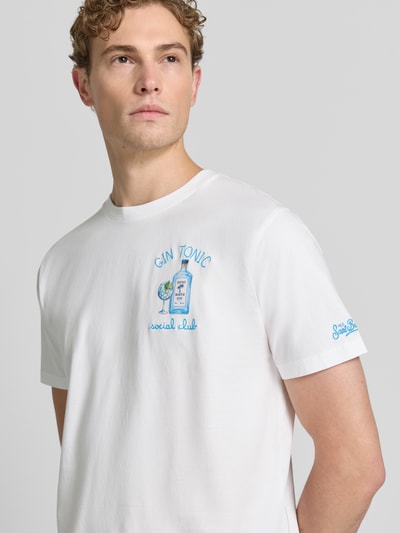 Männermodel trägt Herren T-Shirt mit Stitchings Modell 'PORTOFINO' von MC2 Saint Barth aus reiner Baumwolle, Regular-Fit, Nahaufnahme Oberkörper.