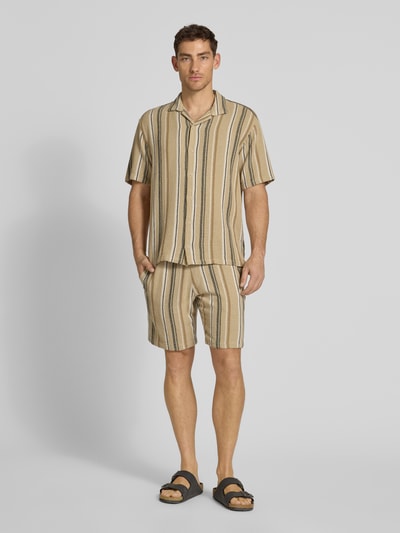 Männermodel trägt Shorts mit Streifenmuster und Tunnelzug von MCNEAL aus Reine Bio-Baumwolle, Regular-Fit, Ganzkörperansicht von vorne.