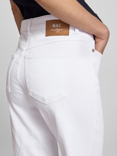 Mężczyznamodel nosi Flared Fit Jeans im 5-Pocket-Design od MAC, elastyczna mieszanka bawełny, kolor biały, z tyłu widoczna skórzana naszywka, Szerokość w rozmiarze 36/32: 40 cm, długość nogawki: 81 cm, detalowe ujęcie tylnej części spodni.