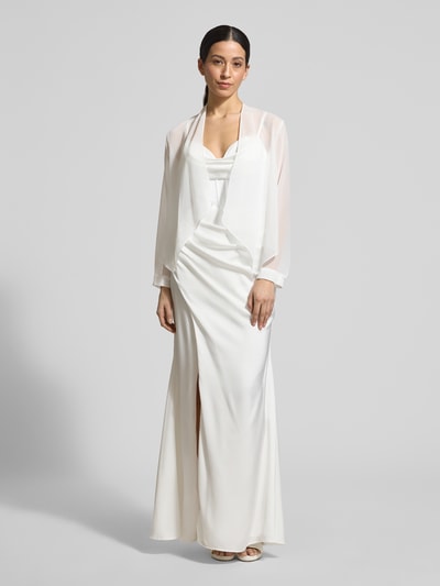 Vrouwenmodel draagt Jacke aus Chiffon in offener Passform van Vera Mont, witte semi-transparante chiffon, vloeiende stof, ruglengte maat 36: 46 cm, Ganzkörperaanzicht van voren.