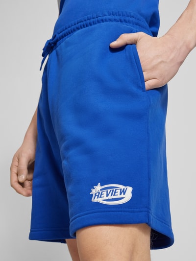 REVIEW Regular Fit Sweatshorts mit Label-Print Royal 3