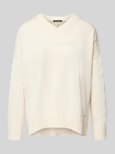 Produktfoto, cremeweißer Strickpullover mit V-Ausschnitt von ARMANI EXCHANGE, reine Baumwolle, relaxed Fit, verlängertes Rückenteil.