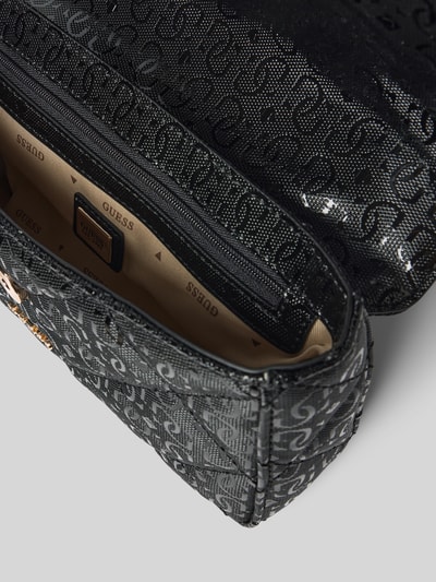 Produktfoto, schwarze Umhängetasche mit Label-Applikation Modell 'LIBBY' von Guess mit Ketten-Detail und Magnetverschluss, Textur mit Logomuster, Hauptfach, Breite 24 cm, Länge 14 cm, Tiefe 6 cm, Länge Schulterriemen 114 cm