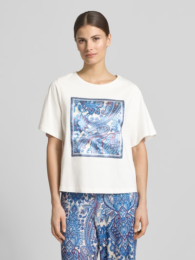 Kobieta modelka nosi damski t-shirt z motywem, z okrągłym dekoltem, pudełkowy krój, bawełna, Oui, długość tyłu 55 cm w rozmiarze 36, Ganzkörperansicht von vorne.