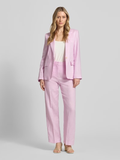 Frauenmodel trägt Straight Fit Leinenhose mit Bügelfalten Modell 'Boreli' von Mango, zartrosa, Reine Leinen, Ganzkörperansicht von vorne, Kontext: Damen Leinenhose, Haken- und Reißverschluss, Bundweite Größe 36: 37 cm, Innenbeinlänge: 77 cm.