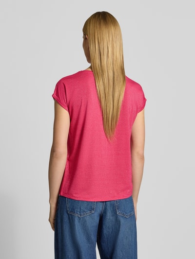 Männermodel trägt Relaxed Fit T-Shirt aus Viskose-Mix Modell 'LAVA' von Vero Moda, róż we wzór pasków, efektowna przędza, krótki rękaw, widok całej sylwetki z tyłu.